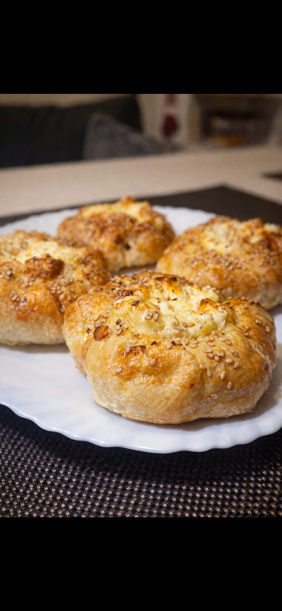 Plăcinte rapide din lavaș cu carne, ciuperci și brânză – la cuptor