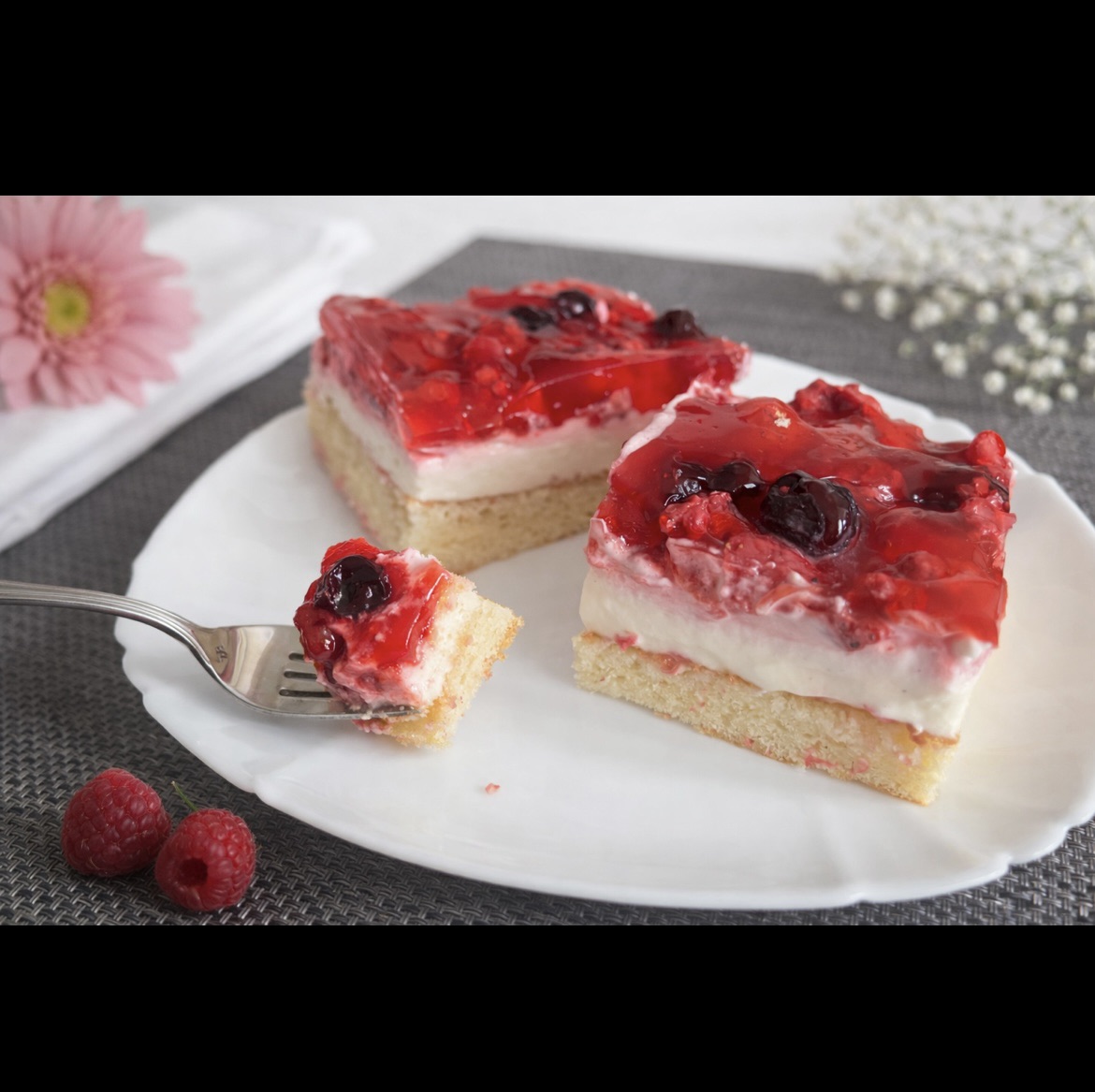 Prăjitură rapidă cu cremă de brânză și fructe de pădure – rețetă simplă