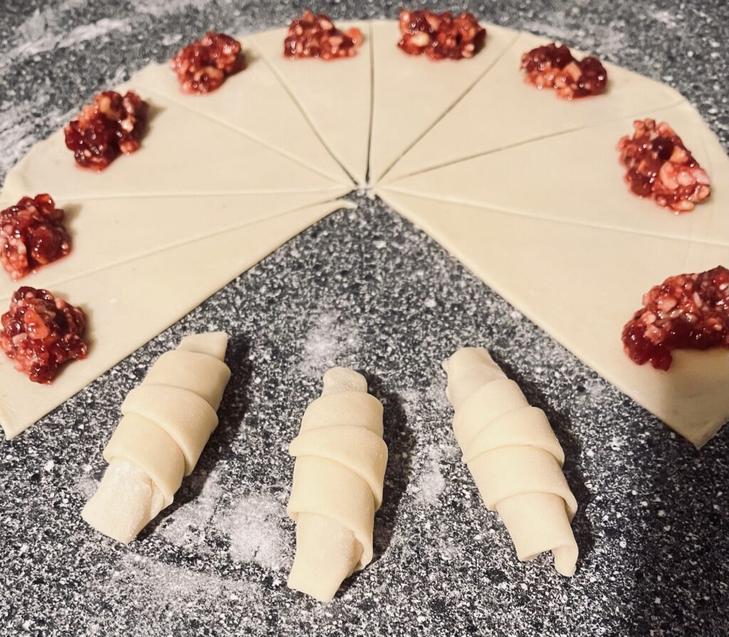 Modelarea cornulețelor cu nucă și marmeladă