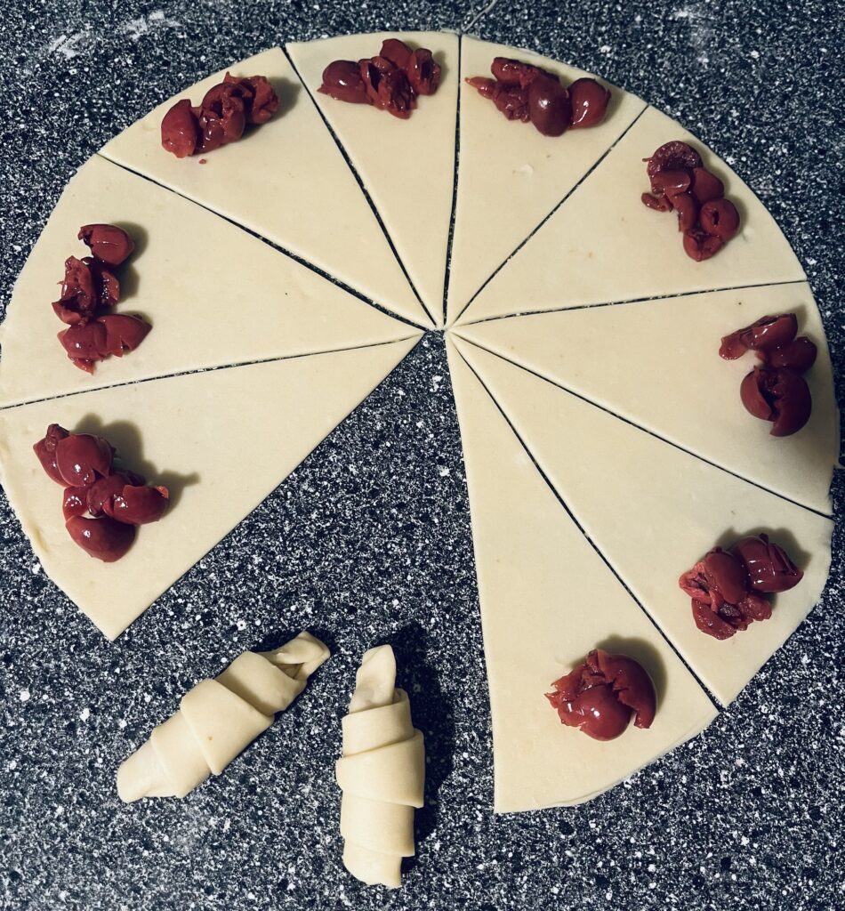 Modelarea și rularea cornulețelor cu magiun și vișine