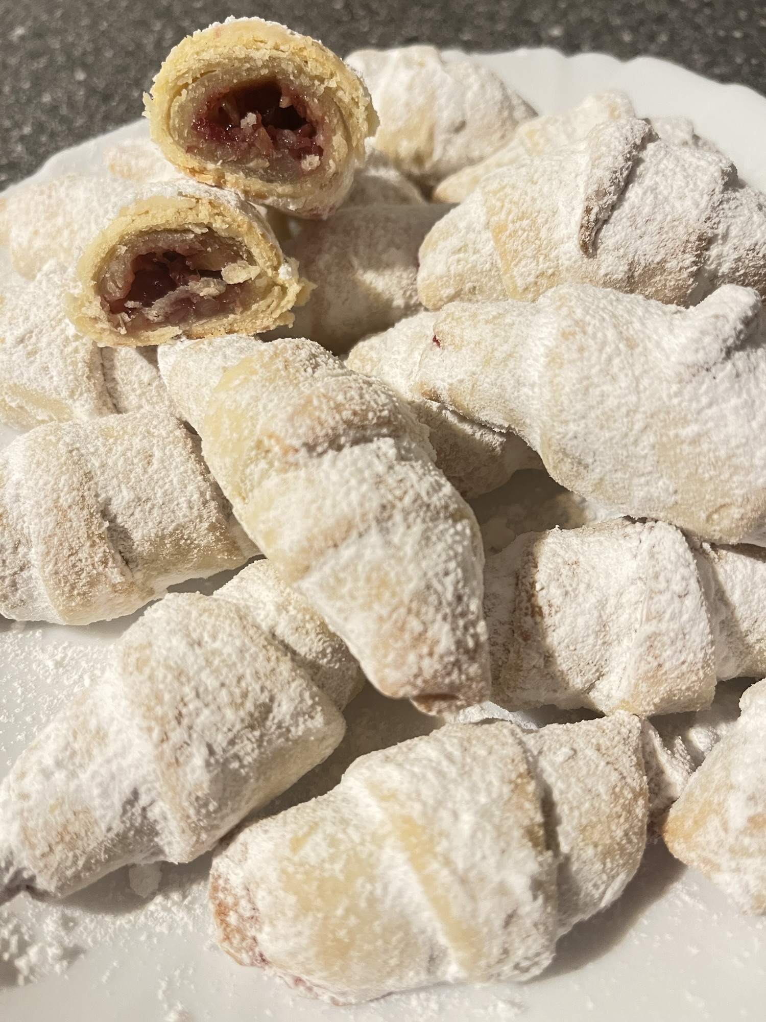 🥐 Cornulețe fragede cu magiun, nucă și vișină – fără praf de copt