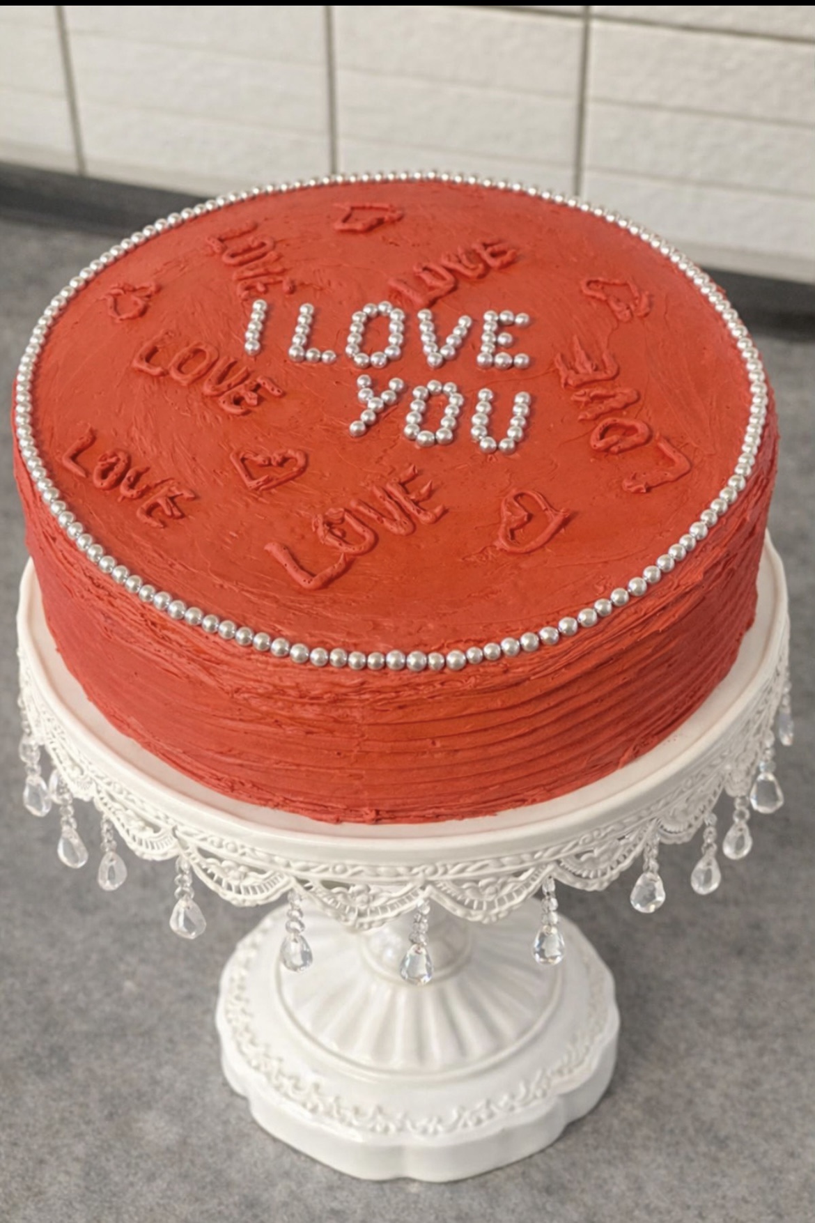 Tort de casă cu blaturi pufoase (alb și cacao) și cremă de unt cu lapte condensat