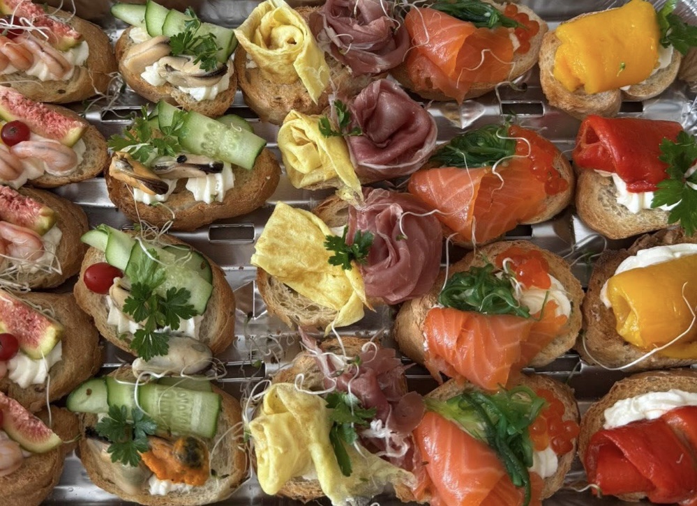 Idei de platouri aperitive – bruschete simple și elegante