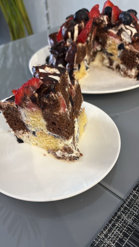 Felie de tort rapid cu 4 linguri, cu blat alb și cacao, cremă și glazură de ciocolată