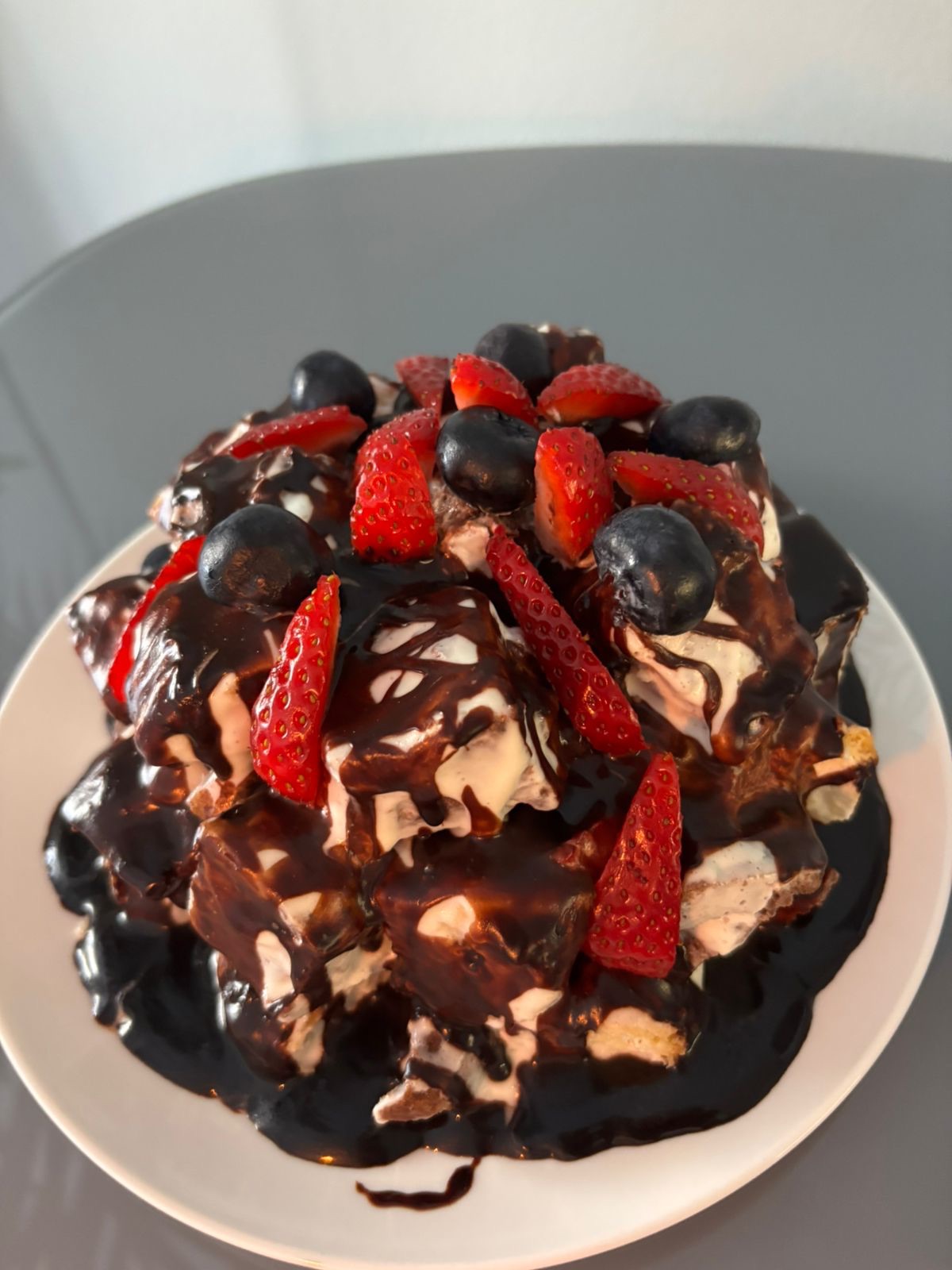 Tort rapid „4 linguri” – rețetă simplă, cu blat în două culori și cremă fină