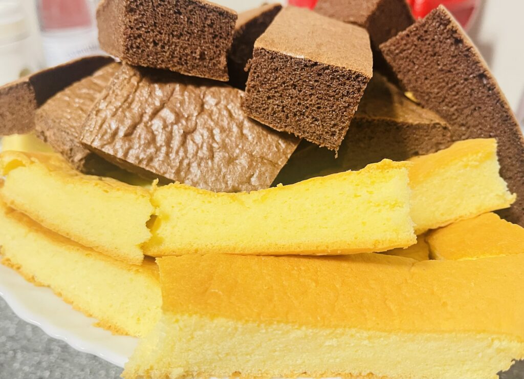 blat pufos pentru tort galben și cacao tăiat pentru montare