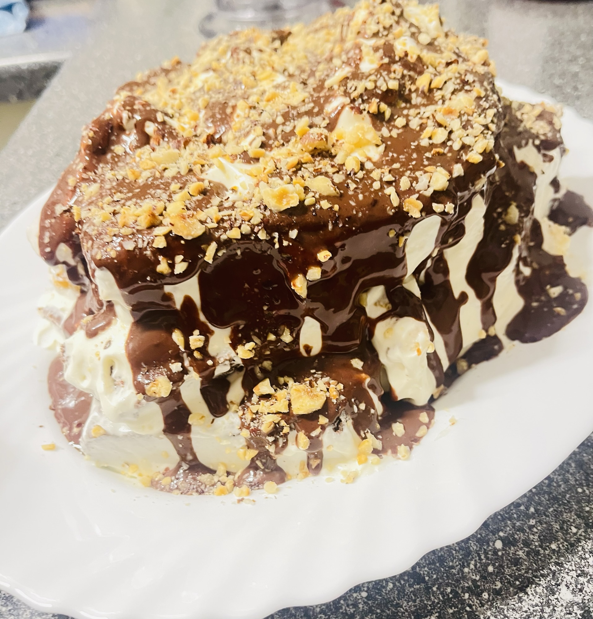 Tort rapid din cuburi – cu smântână, nucă și glazură de ciocolată 🍫